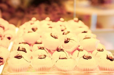 Bir grup çeşit kurabiye. Çikolata parçacıklı, yulaflı, kuru üzümlü, beyaz çikolatalı.