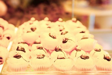 Bir grup çeşit kurabiye. Çikolata parçacıklı, yulaflı, kuru üzümlü, beyaz çikolatalı.