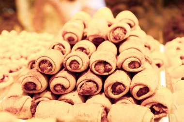 Bir grup çeşit kurabiye. Çikolata parçacıklı, yulaflı, kuru üzümlü, beyaz çikolatalı.