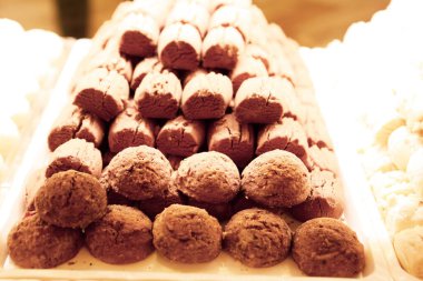 Bir grup çeşit kurabiye. Çikolata parçacıklı, yulaflı, kuru üzümlü, beyaz çikolatalı.