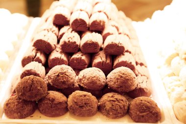 Bir grup çeşit kurabiye. Çikolata parçacıklı, yulaflı, kuru üzümlü, beyaz çikolatalı.