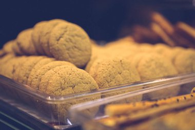 Bir grup çeşit kurabiye. Çikolata parçacıklı, yulaflı, kuru üzümlü, beyaz çikolatalı.