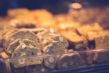 Bir grup çeşit kurabiye. Çikolata parçacıklı, yulaflı, kuru üzümlü, beyaz çikolatalı.