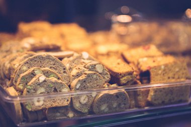 Bir grup çeşit kurabiye. Çikolata parçacıklı, yulaflı, kuru üzümlü, beyaz çikolatalı.