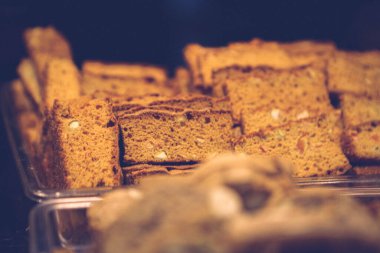 Bir grup çeşit kurabiye. Çikolata parçacıklı, yulaflı, kuru üzümlü, beyaz çikolatalı.