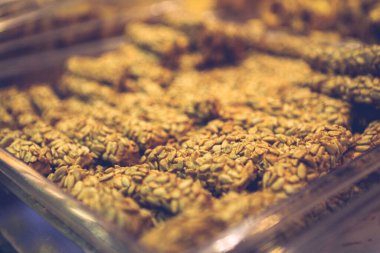 Bir grup çeşit kurabiye. Çikolata parçacıklı, yulaflı, kuru üzümlü, beyaz çikolatalı.