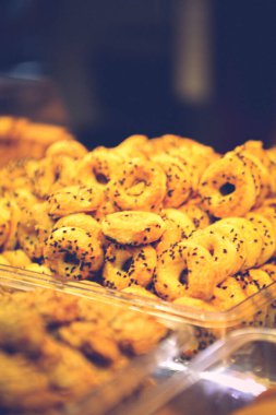 Bir grup çeşit kurabiye. Çikolata parçacıklı, yulaflı, kuru üzümlü, beyaz çikolatalı.