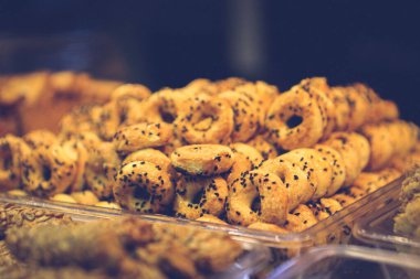 Bir grup çeşit kurabiye. Çikolata parçacıklı, yulaflı, kuru üzümlü, beyaz çikolatalı.