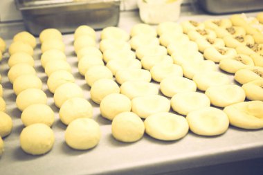 Bir grup çeşit kurabiye. Çikolata parçacıklı, yulaflı, kuru üzümlü, beyaz çikolatalı.