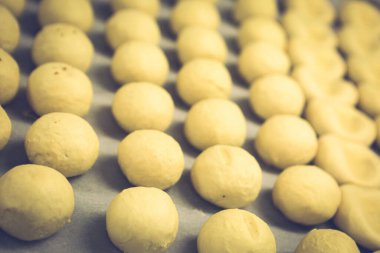 Bir grup çeşit kurabiye. Çikolata parçacıklı, yulaflı, kuru üzümlü, beyaz çikolatalı.