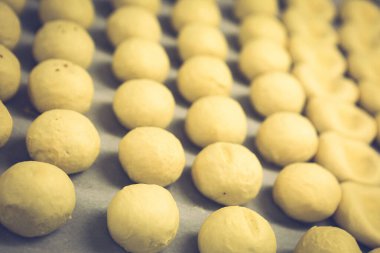 Bir grup çeşit kurabiye. Çikolata parçacıklı, yulaflı, kuru üzümlü, beyaz çikolatalı.