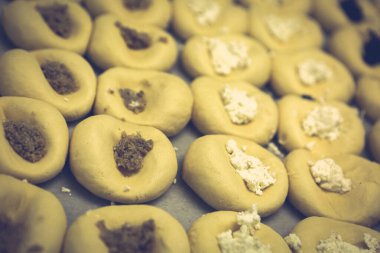 Bir grup çeşit kurabiye. Çikolata parçacıklı, yulaflı, kuru üzümlü, beyaz çikolatalı.