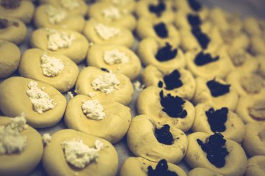 Bir grup çeşit kurabiye. Çikolata parçacıklı, yulaflı, kuru üzümlü, beyaz çikolatalı.