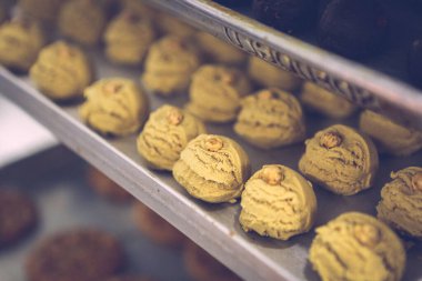 Bir grup çeşit kurabiye. Çikolata parçacıklı, yulaflı, kuru üzümlü, beyaz çikolatalı.