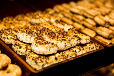 Bir grup çeşit kurabiye. Çikolata parçacıklı, yulaflı, kuru üzümlü, beyaz çikolatalı.