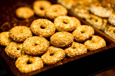 Bir grup çeşit kurabiye. Çikolata parçacıklı, yulaflı, kuru üzümlü, beyaz çikolatalı.