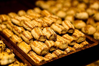 Bir grup çeşit kurabiye. Çikolata parçacıklı, yulaflı, kuru üzümlü, beyaz çikolatalı.