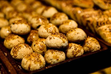 Bir grup çeşit kurabiye. Çikolata parçacıklı, yulaflı, kuru üzümlü, beyaz çikolatalı.