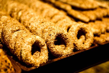 Bir grup çeşit kurabiye. Çikolata parçacıklı, yulaflı, kuru üzümlü, beyaz çikolatalı.