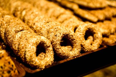 Bir grup çeşit kurabiye. Çikolata parçacıklı, yulaflı, kuru üzümlü, beyaz çikolatalı.