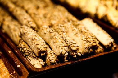 Bir grup çeşit kurabiye. Çikolata parçacıklı, yulaflı, kuru üzümlü, beyaz çikolatalı.