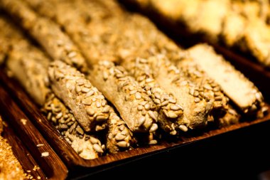 Bir grup çeşit kurabiye. Çikolata parçacıklı, yulaflı, kuru üzümlü, beyaz çikolatalı.