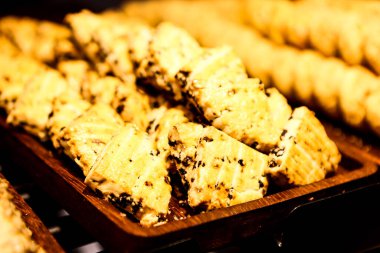 Bir grup çeşit kurabiye. Çikolata parçacıklı, yulaflı, kuru üzümlü, beyaz çikolatalı.