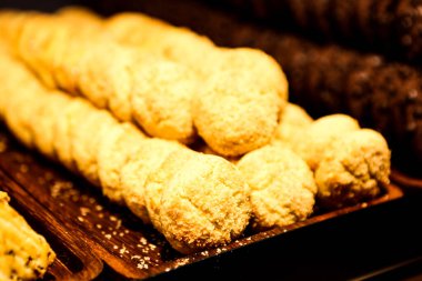 Bir grup çeşit kurabiye. Çikolata parçacıklı, yulaflı, kuru üzümlü, beyaz çikolatalı.