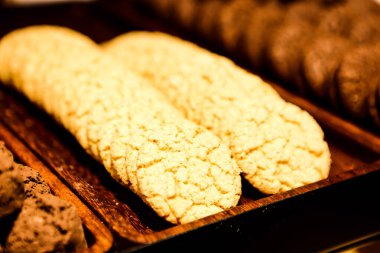 Bir grup çeşit kurabiye. Çikolata parçacıklı, yulaflı, kuru üzümlü, beyaz çikolatalı.