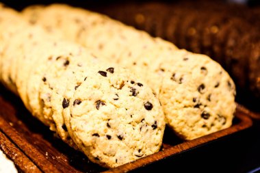 Bir grup çeşit kurabiye. Çikolata parçacıklı, yulaflı, kuru üzümlü, beyaz çikolatalı.