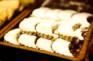 Bir grup çeşit kurabiye. Çikolata parçacıklı, yulaflı, kuru üzümlü, beyaz çikolatalı.