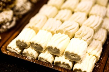 Bir grup çeşit kurabiye. Çikolata parçacıklı, yulaflı, kuru üzümlü, beyaz çikolatalı.