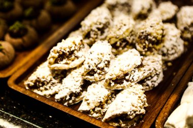 Bir grup çeşit kurabiye. Çikolata parçacıklı, yulaflı, kuru üzümlü, beyaz çikolatalı.