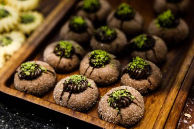 Bir grup çeşit kurabiye. Çikolata parçacıklı, yulaflı, kuru üzümlü, beyaz çikolatalı.