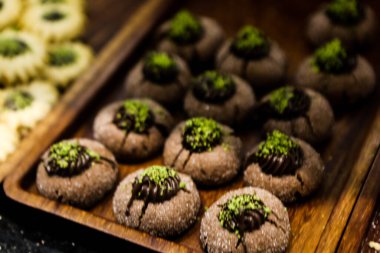 Bir grup çeşit kurabiye. Çikolata parçacıklı, yulaflı, kuru üzümlü, beyaz çikolatalı.