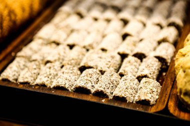 Bir grup çeşit kurabiye. Çikolata parçacıklı, yulaflı, kuru üzümlü, beyaz çikolatalı.