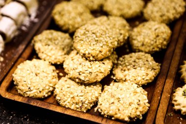 Bir grup çeşit kurabiye. Çikolata parçacıklı, yulaflı, kuru üzümlü, beyaz çikolatalı.