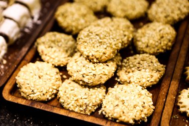 Bir grup çeşit kurabiye. Çikolata parçacıklı, yulaflı, kuru üzümlü, beyaz çikolatalı.