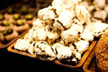 Bir grup çeşit kurabiye. Çikolata parçacıklı, yulaflı, kuru üzümlü, beyaz çikolatalı.