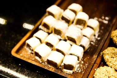 Bir grup çeşit kurabiye. Çikolata parçacıklı, yulaflı, kuru üzümlü, beyaz çikolatalı.