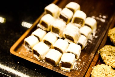 Bir grup çeşit kurabiye. Çikolata parçacıklı, yulaflı, kuru üzümlü, beyaz çikolatalı.