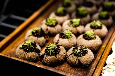 Bir grup çeşit kurabiye. Çikolata parçacıklı, yulaflı, kuru üzümlü, beyaz çikolatalı.