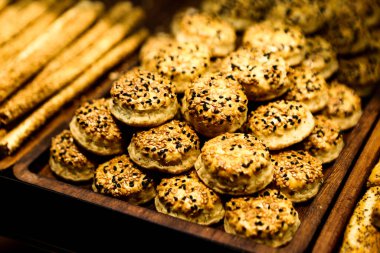 Bir grup çeşit kurabiye. Çikolata parçacıklı, yulaflı, kuru üzümlü, beyaz çikolatalı.