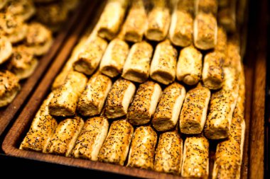 Bir grup çeşit kurabiye. Çikolata parçacıklı, yulaflı, kuru üzümlü, beyaz çikolatalı.