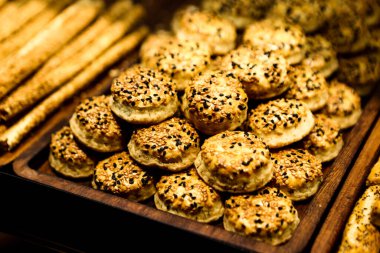 Bir grup çeşit kurabiye. Çikolata parçacıklı, yulaflı, kuru üzümlü, beyaz çikolatalı.