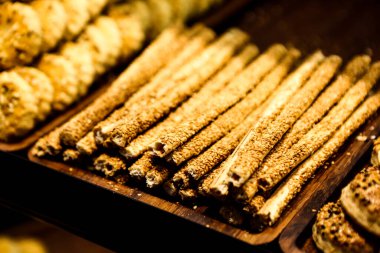 Bir grup çeşit kurabiye. Çikolata parçacıklı, yulaflı, kuru üzümlü, beyaz çikolatalı.