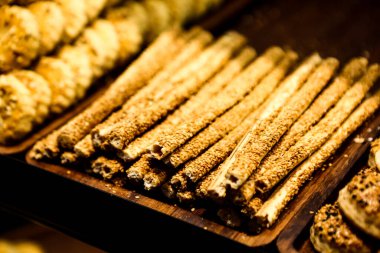 Bir grup çeşit kurabiye. Çikolata parçacıklı, yulaflı, kuru üzümlü, beyaz çikolatalı.