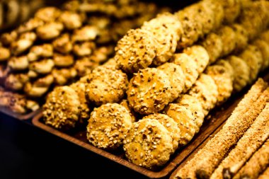 Bir grup çeşit kurabiye. Çikolata parçacıklı, yulaflı, kuru üzümlü, beyaz çikolatalı.