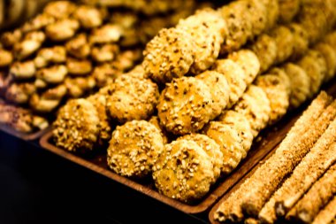 Bir grup çeşit kurabiye. Çikolata parçacıklı, yulaflı, kuru üzümlü, beyaz çikolatalı.