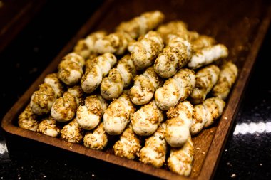 Bir grup çeşit kurabiye. Çikolata parçacıklı, yulaflı, kuru üzümlü, beyaz çikolatalı.